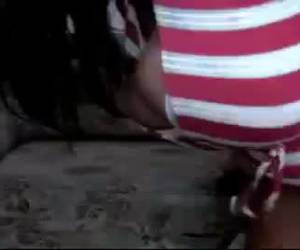 lentamente tira la chica regordeta en webcam tetas enormes de su sujetador y los acaricia.