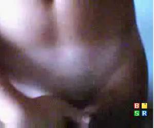 Y sabrosas tetas que ella tiene Dejó convencer a entregarse a desvestirse ellos mismos detrás de la cámara web.