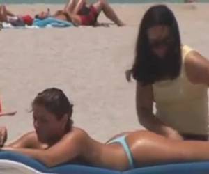 Tetas desnudas en la playa grabadas secretamente Este voyeur sentado para disfrutar del sol pero también de las tetas desnudos, suerte que no era egoísta y tiene todo cuidadosamente para nos. disfruta a partir de todas esas tetas bronceadas.