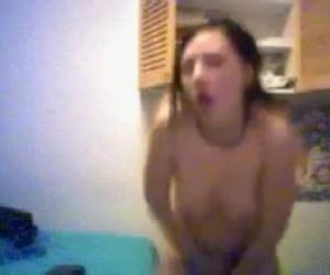 Sexy tease Una chica de bonito webcam haciendo un sexy tease. whiteh sólo su tanga en, bailes sexy. de vez en cuando se desplaza la mano hacia abajo entre sus piernas y en su tanga.