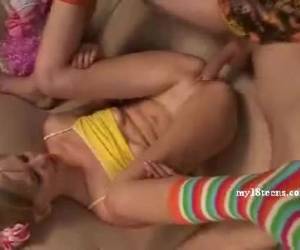 Blonde tiener geneukt door buurjongen
