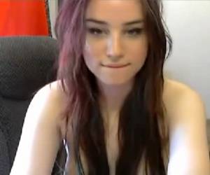 Maagd mastubeerd haar kutje voor de webcam