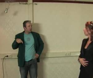 Uitvoerdster wordt geneukt door polen