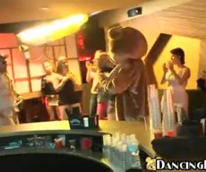 Ze laat de sperma van de stripper op haar tietjes spuiten