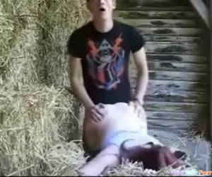 In de hooischuur geneukt door de boeren knecht