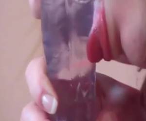 Kijk haar tieten hangen als ze de dildo voor de webcam neukt