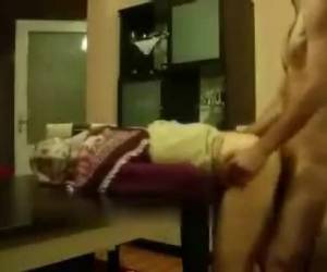 doblados hacia abajo en la tabla whiteh su velo, es la puta árabe por detrás duro y follada profunda hasta su cums.
