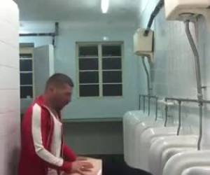 una película de sexo amateur gay bicumrre de un anal rapidito en el orinal. amateur, anal rapidito en el mingitorio