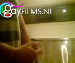 Stiekem filmt hij hoe hij zichzelf aftrekt op de wc