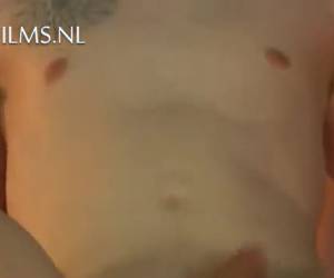 De jonge man neukt de knul diep anal