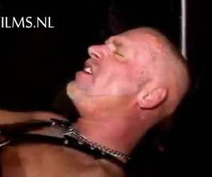 Zn arm verdwint tot aan zn oksel in zijn kont