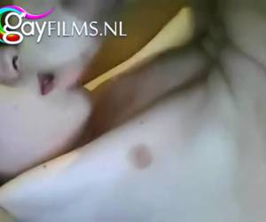De jongen filmt hoe hij zichzelf pijpt