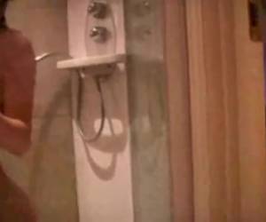 Super sexy Noorse redhead komt klaar onder de douche