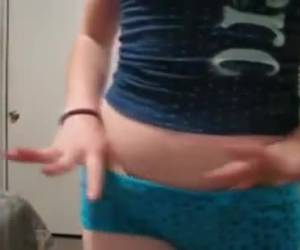 Meisje ontdoet zich van haar slipje