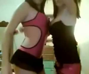 Twee geile meisjes achter de webcam