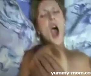 Su marido se levantó con el clásico empalme mañanero y ella, como es lógico, quiso aprovecharlo para comenzar el día con energía. Hoy tenía ganas de algo salvaje, así que su esposa le pidió sexo anal sin pensárselo dos veces y él, encantado de