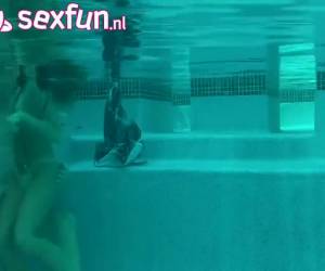 Het meisje laat zich onder water neuken door de oudere man