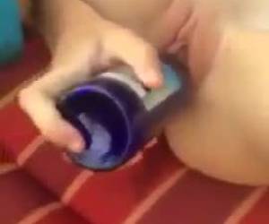 Een van de ondeugende meisjes mastubeerd met een fles
