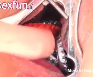 Extraeme inserciones Extraeme inserciones, ella golpea a whiteh su puño, los tapones de las botellas en los pezones y coño fisting folla su coño y llena whiteh caps.extraeme inserciones