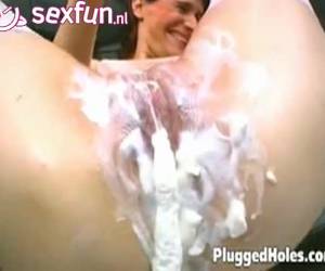Mona speelt perverse spelletjes met een slagroomspuit in haar geile kut.