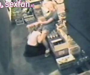 Twee lesbische meiden gefilmd door een beveiligingscamera