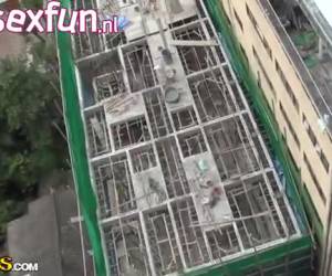 Joven cachonda pareja folla en vacaciones Después de un paseo por la ciudad, la joven pareja del sexo en la habitación del hotel, primero mientras ella fingerfucks él húmedo coño y luego se detiene su larga polla en ella y se la folla le. entonces, él eyacula y su cum a la joven pareja de v