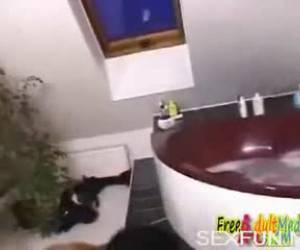 Mamada de polla negra Agradable chupar y recibiendo esa polla negra dura, esta chica tiene sus manos llenas y aspira a sentir totalmente drowsy.black mamada de polla