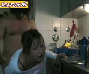 Hoerig stel heeft sex in de keuken