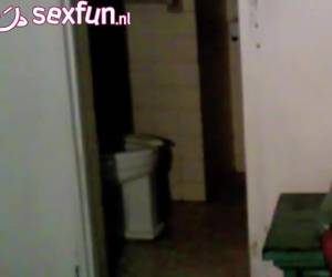 Emocionante dancinggirl La webcam está orientada a la cuarto de baño, donde esta perra sabrosa en un baile para el aumento. muy dancinggirls! emocionante dancinggirl