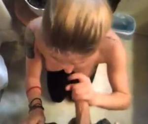 de rodillas, quiero decir el adolescente la polla tiesa de su novio que es movieing whiteh su teléfono móvil. y rociar la boca llena de esperma.