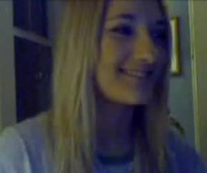 Jong meisje achter de webcam