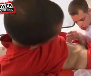 Homo doctor heeft sex met personeel en zieken