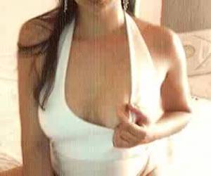 Cachonda en webcam Esta señora tiene que cachonda cibersexo, ella frota agradable y caliente sobre sus tetas y le da una caliente