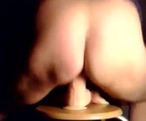 De milf krijgt een orgasme op de grote dildo