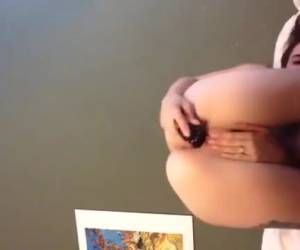 Mobiel filmt ze het mastuberen met de vibrator