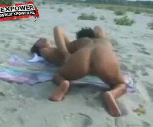 Lesbische sex op het italiaanse strand.