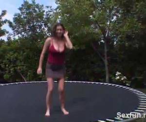Trampoline springen met grote tieten