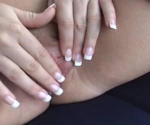Draaiend met haar vingers over haar kut piercing krijgt ze een orgasme