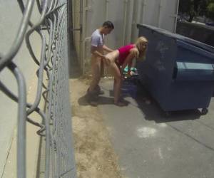 La cámara de seguridad graba a una pareja follando Hoy en día ya no se puede echar un polvo en la calle ni de coña, todos los comercios tienen cámaras de seguridad que graban las 24 horas y pasa que en mas de una ocasión han grabado una escena de sexo callejero como la que vais a poder ver, la rubia t