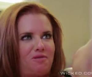 Mamá si que tiene unas tetas maravillosas En el video porno de hoy veremos como una madre, Veronica Avluv, se insinúa a su hijo y claro, este pierde el control por completo cuando tiene ante sí las tetas de esa madre tan rica y maravillosa, mirar amigos como poco a poco estos dos acaban folland