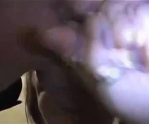 Sostiene la cabeza cuando él en su spray para la garganta Esto sólo puede hacerlo como una puta, es su sumisa. se le folla en su garganta. él sostiene la cabeza cuando él profundo en su garganta la jeringuilla de modo que ella casi se asfixia en su polla que sostiene la cabeza cuando él en su spray para la g