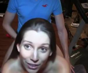 comienzo bastante modesto de sexo amateur vid. esta pareja adolescente cachonda tiene sexo primera modesta bajo una manta. pero afortunadamente desaparece de la manta rápidamente y podemos disfrutar de lo delicioso son humping dick. comienzo bastante mod