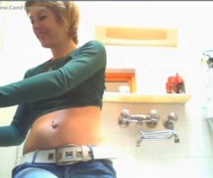 Sexy milf está secretamente la leva de sexo en el baño Mientras su bebé tranquilamente frente al televisor está mamma algo por sí mismo a hacerlo. la sexy milf está secretamente la leva de sexo en el baño. sexy milf está secretamente la leva de sexo en el baño