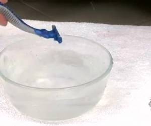 Afeitando su coñito peludo Depilandose el coño con pelos ha pillado la maquinilla y se rasura hasta dejarselo totalmente pelón sin un pelo, dispuesta y preparada a que alguien se lo coma y lo estrene.