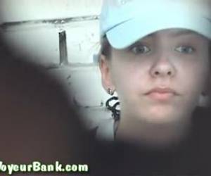 Meonas adolescentes Estaba llenita la pobre y como siempre las chicas no van solas a hacer sus meadas. De fondo se escucha el ruido del paso de un tren y seguro están pendiente de alguno para coger y han aprovechado para soltar la vejiga, y bastante que la soltaron así en
