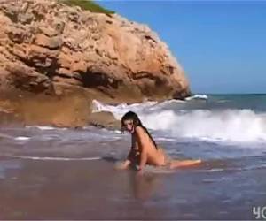 Sensual morena macizorra en la playa Ya empieza el calor, ya mismo llega el veranito y normal que con esas calores usemos ropas más cómodas y más ligeras
aquí la macizorra que veis está disfrutando de un precioso día de playa
me sugiera que está algo sola y necesita un poco de co