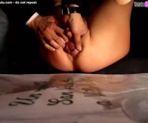 Con las piernas para arriba y el chocho y culo al aire esta mujer deja que su marido le abra el ano con sus manos hasta casi hacerle daño.