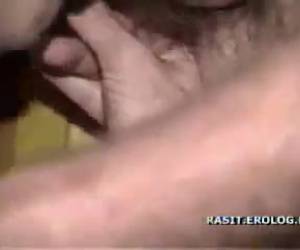 No sabemos si con tanta metedura de dedo por el ojete esta perversa chica le encontrara el punto G a su hombre pero desde luego le pone un buen empeño como si en realidad estuviera buscando petróleo.