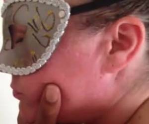 Este tío muestra a todos nosotros su rolliza mujer regordeta. Enmascarada para no ser reconocida, en tanga de encajes y sujetador la graba abierta de piernas contra la pared.