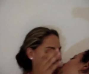 MMMM qué rico video amateur de dos chicas lesbianas besándose en la boca y jugando con la lengua en sus labios y juntándolas una con la otra, podría ser que estén algo bebidas por el cachondeo que tienen, pero parecen muy amorosas las dos y se entreg